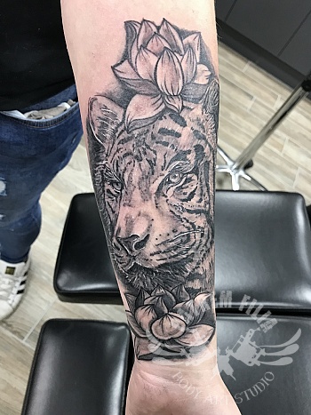 Tijger met Bloemen