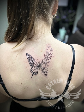 Vlinder met blkoemen op rug